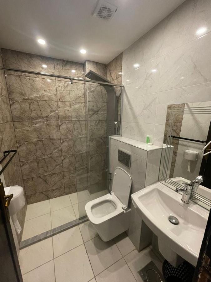 Golden Hotel Аман Екстериор снимка