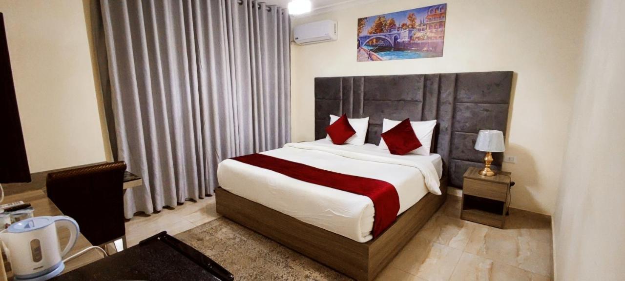 Golden Hotel Аман Екстериор снимка