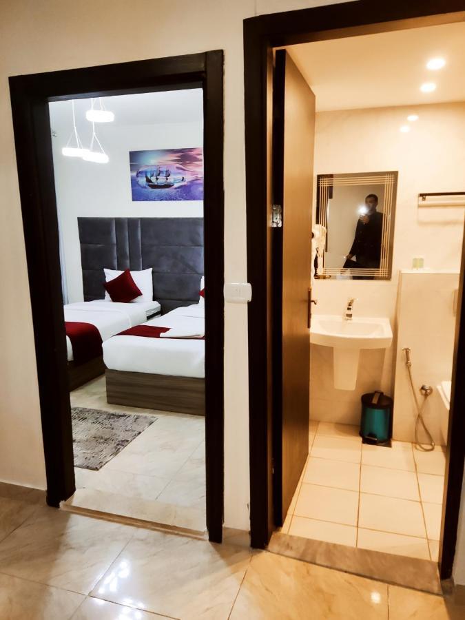Golden Hotel Аман Екстериор снимка