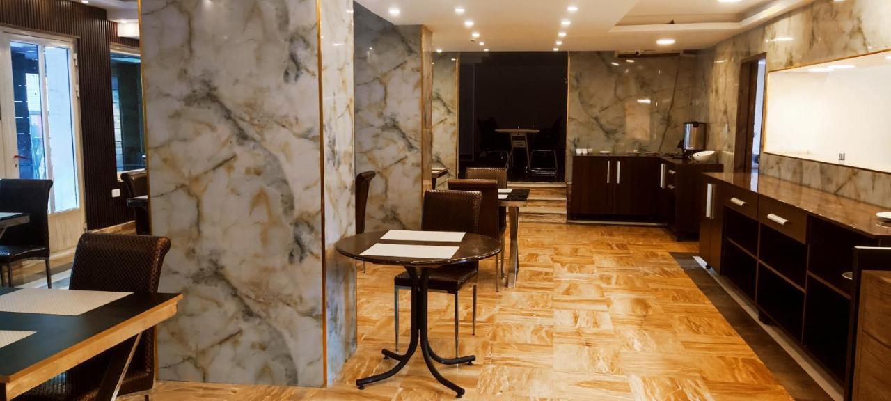 Golden Hotel Аман Екстериор снимка