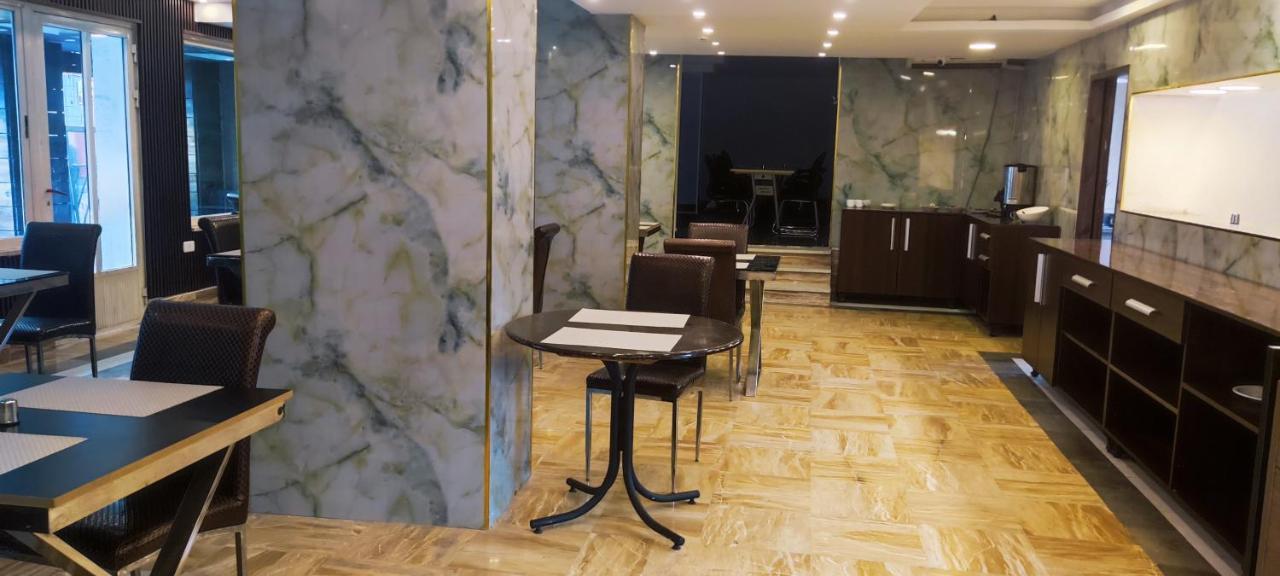 Golden Hotel Аман Екстериор снимка