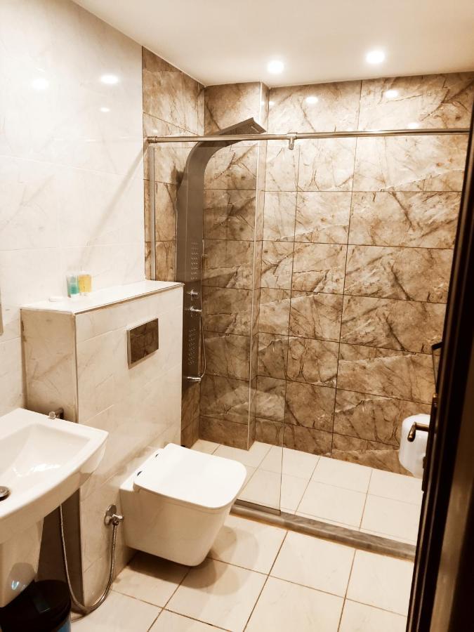 Golden Hotel Аман Екстериор снимка
