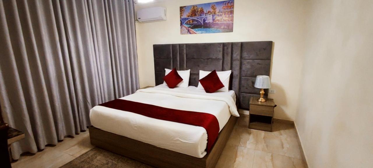Golden Hotel Аман Екстериор снимка